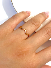Load image into Gallery viewer, 14K Solid Gold Handmade Thin Zigzag Wave Ring Band