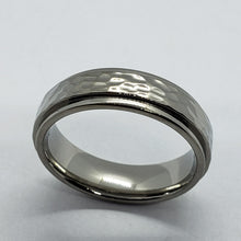 Load image into Gallery viewer, 6mm or 8mm Titanium Hammered Ring Band Men Women with Beveled Edges Size 5~14
