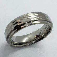 Load image into Gallery viewer, 6mm or 8mm Titanium Hammered Ring Band Men Women with Beveled Edges Size 5~14
