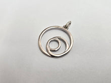 Load image into Gallery viewer, 925 Sterling Silver Plain Round Looping Circle Pendant 15/16 (24mm) Inch Tall
