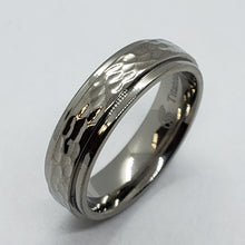 Load image into Gallery viewer, 6mm or 8mm Titanium Hammered Ring Band Men Women with Beveled Edges Size 5~14
