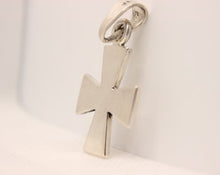 Load image into Gallery viewer, 925 Sterling Silver Simple Maltese Cross Pendant
