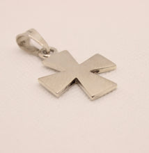 Load image into Gallery viewer, 925 Sterling Silver Simple Maltese Cross Pendant
